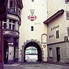 Das österreichische Wappen mit Pfauenstoß am Unteren Tor 1965 – der Durchgang beim Rheinischen Hof fehlt noch.