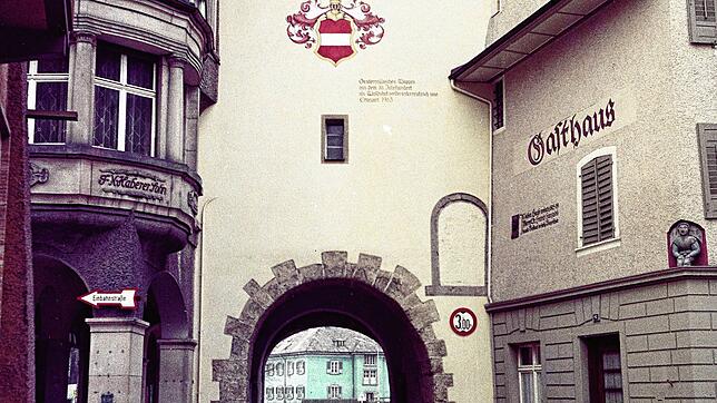 Das österreichische Wappen mit Pfauenstoß am Unteren Tor 1965 – der Durchgang beim Rheinischen Hof fehlt noch.