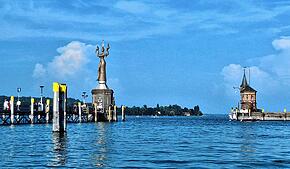 Hier geht‘s raus auf den See: An der Imperia vorbei wird das von Rechten gecharterte Schiff seinen Weg auf den Bodensee nehmen.