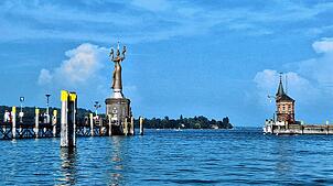 Hier geht‘s raus auf den See: An der Imperia vorbei wird das von Rechten gecharterte Schiff seinen Weg auf den Bodensee nehmen.