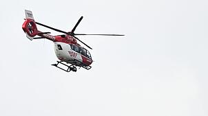 Per Rettungshubschrauber kam der 85-Jährige nach dem Brand ins Krankenhaus. (Symbolbild)