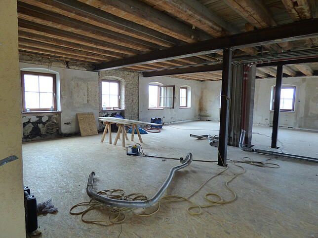 Von den Gästezimmern im ersten Obergeschoss ist nicht mehr viel übrig geblieben. Alle Wände mussten heruasgerissen werden.