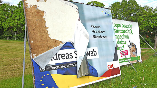 Was bedeutet das Wahlergebnis für den neuen VS-Gemeinderat? Unser Foto zeigt ein Wahlplakat, vom Regen aufgeweicht, an Villingens ...