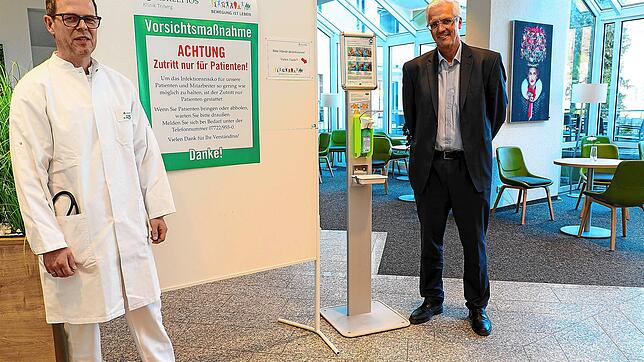 Klare Vorgaben für alle Besucher der Asklepios-Klinik in der Wasserfallstadt präsentieren der leitende Mediziner, Privatdozent Thomas ...
