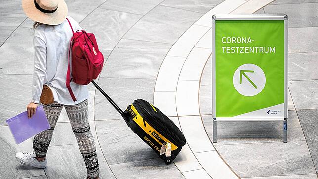 Ein Schild weist auf ein Testzentrum am Stuttgarter Flughafen hin.