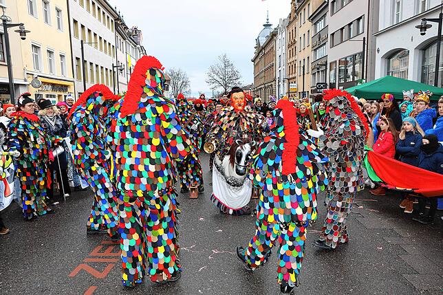 Bild 7: Schmotziger Dunschtig 2024: Auf und vor der Marktstätten-Bühne gibt es kein Halten mehr