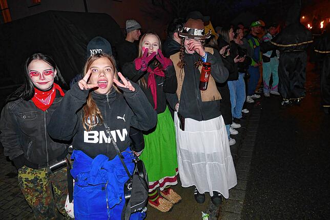 Bild 17: In Pfohren sind die Narren los. Burghexen locken mit Hexen-Teufel-Warzen-Spektakel die Besucher an.