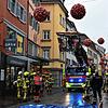Die Feuerwehr Konstanz rückt am Donnerstag, 21. August, aus und rettet mit der Drehleiter von der Wessenbergstraße aus eine verletzte ...