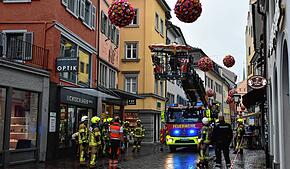 Die Feuerwehr Konstanz rückt am Donnerstag, 21. August, aus und rettet mit der Drehleiter von der Wessenbergstraße aus eine verletzte ...