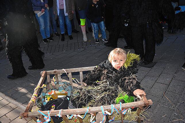 Bild 15: In Bad Dürrheim herrscht am Fasnetmentig beste Feierlaune (3)