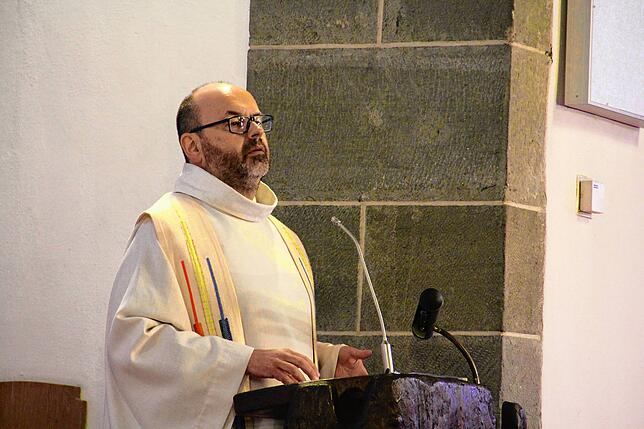 Pfarrer Ulrich Hund bei einem Segnungsgottesdienst in Markdorf.