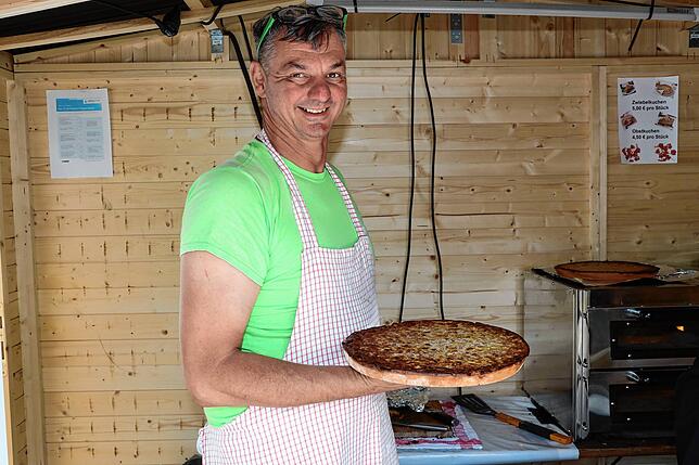 Bild 26: Zum Wohl! Die Besucher genießen Zwiebelkuchen, Dünnele und Suser