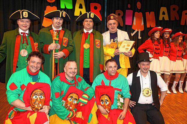 Zahlreiche Ehrungen gibt es beim Bunten Abend in Unadingen: Stefan Schwendemann (stehend von links) Pablo Nuncic, Volker Oschwald und ...