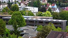 Die Justus-Liebig-Schule (Mitte) in Waldshut hat Solarzellen auf dem Dach. Die Waldtor-Förderschule (unten links) bekommt sie in diesem ...