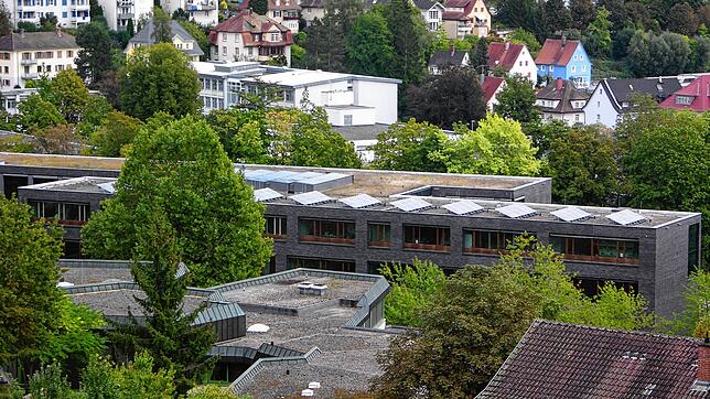 Die Justus-Liebig-Schule (Mitte) in Waldshut hat Solarzellen auf dem Dach. Die Waldtor-Förderschule (unten links) bekommt sie in diesem ...