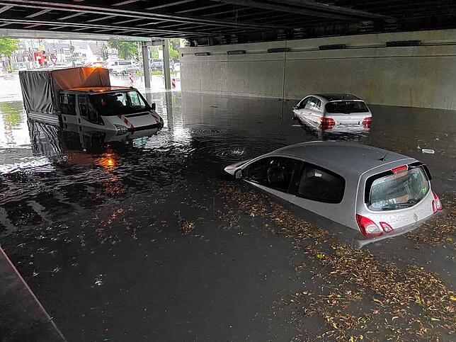 Bild 3: Heftiges Unwetter im Hegau: Auch Autos schwimmen davon!