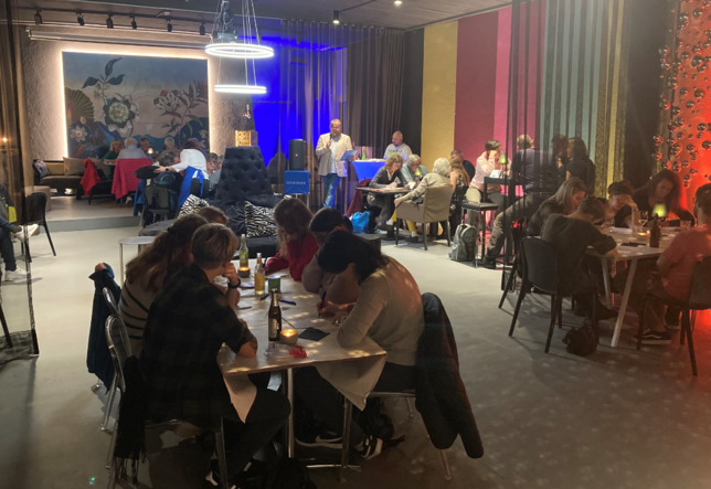 Volles Haus bei der SÜDKURIER-Quiznacht. In der Kapelle des Hotels St. Fridolin herrschte gute Stimmung unter den cleveren Kandidaten.