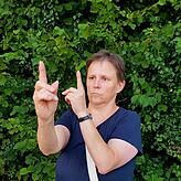 Andrea Schiele aus Salem ist fasziniert vom "goldenen Fingertor" und dem Waldbaden. "Ich fühle mich durch das Walderlebnis bestätigt in ...