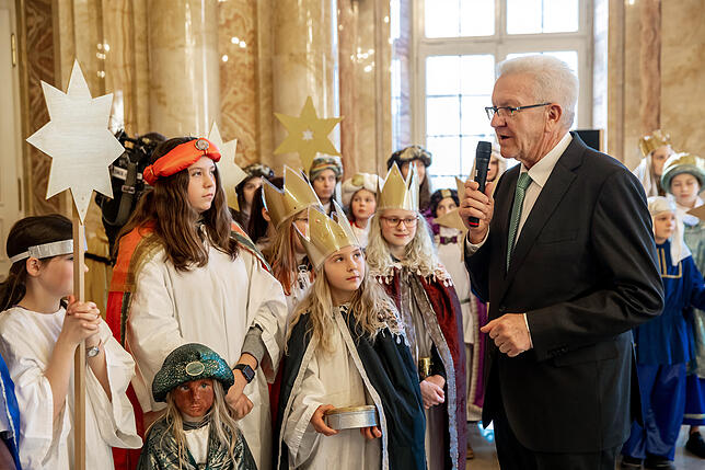 Ministerpräsident Winfried Kretschmann hat gemeinsam mit seiner Ehefrau Gerlinde zehn Sternsingergruppen aus Baden-Württemberg im Neuen ...