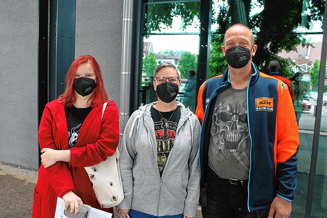 Die Familie Giesecke holt sich ihre Erstimpfung mit Johnson und Johnson ab. Lena und Monika Giesecke (von links) arbeiten im ...