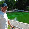 Bademeister Rene Flohr vor dem Schwimmbecken im Naturerlebnisbad Murg. Die Corona-Vorschriften halten manche Gäste vom Schwimmbadbesuch ...