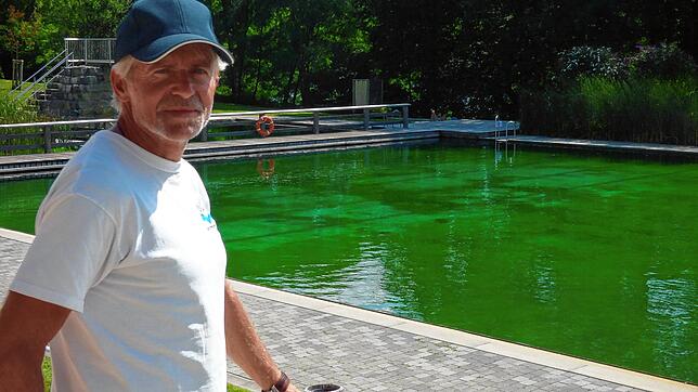 Bademeister Rene Flohr vor dem Schwimmbecken im Naturerlebnisbad Murg. Die Corona-Vorschriften halten manche Gäste vom Schwimmbadbesuch ...