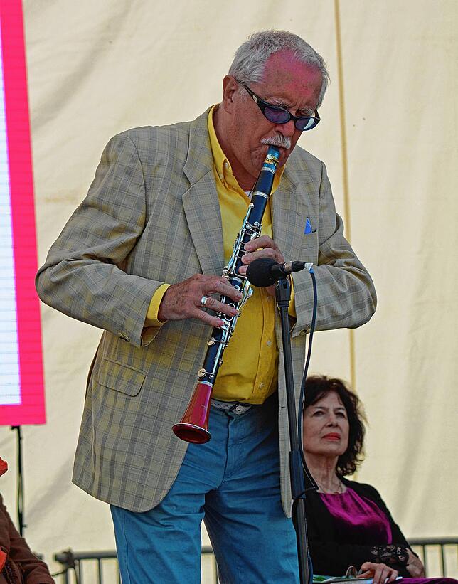Der Jazz-Klarinettist und Komponist Lajos Dudas begleitet die Preisverleihung musikalisch.