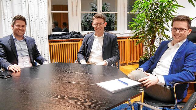 Machen sich für den Beruf als Bürgermeister stark (von links): Holger Mayer (Hilzingen), Marcus Röwer (Volkertshausen) und Benjamin Mors ...