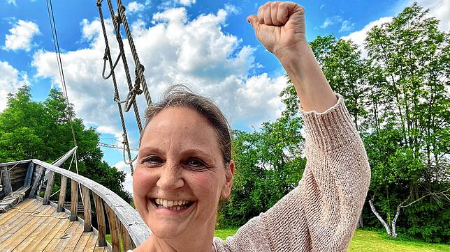 Corinna Vogt, Regisseurin und Vorsitzende des Theatervereins Zeitschleuse, freut sich auf der Kulisse der Freilichtspiele im ...
