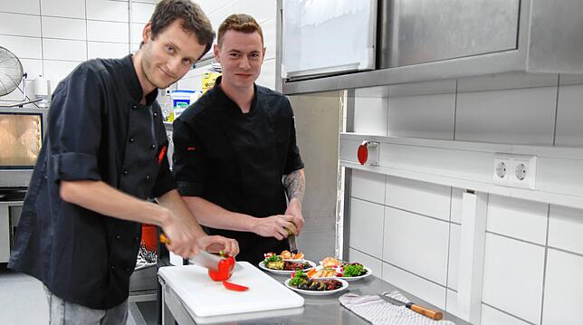 Die Genussmanufaktur ist Geschichte. Jetzt heißt das Unternehmen Genussmomente. Unser Bild vom Juni 2023 zeigt Azubi Jonas Reiser ...