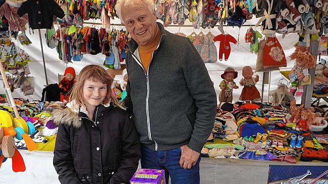 Luisa Maier aus Watterdingen auf dem Josefsmarkt am Spielwarenstand von Gabriele und Peter Schützelhofer. Bild: Uli Zeller
