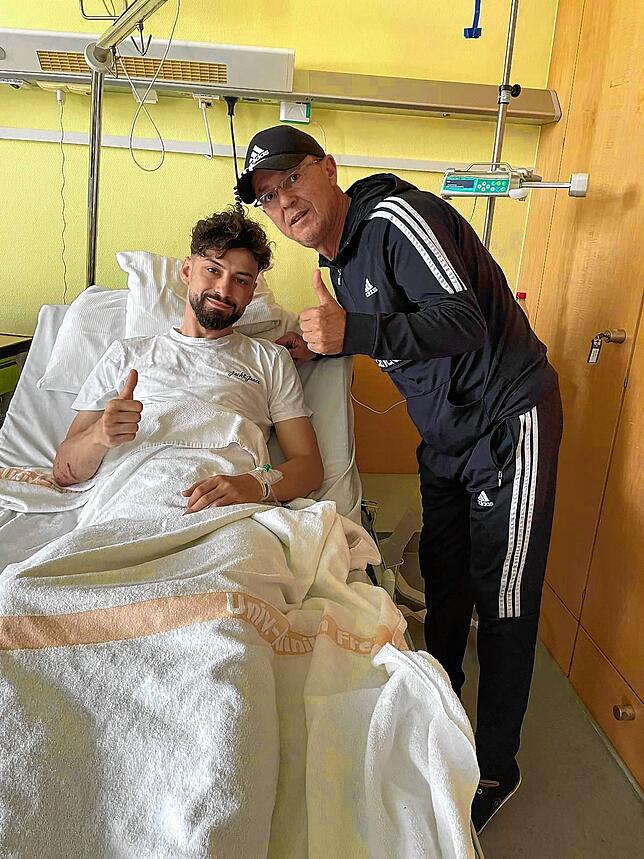 Daumen hoch nach der Operation mit seinem Papa Mevaedin Neziri.