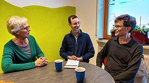 Jan-Lukas Schmitt (Mitte), Bundestagskandidat der Grünen, besucht die Kinderarztpraxis von Monika Spitz-Valkoun und Christian Spitz. Die ...