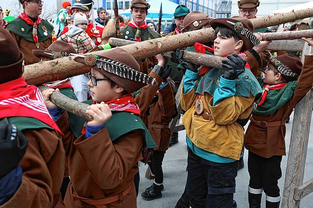 Bild 8: Bilder vom Kindernarrenbaumstellen