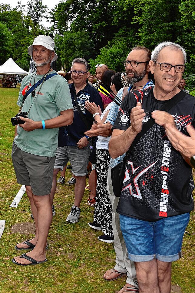 Bild 10: Ausgelassene Stimmung in Eigeltingen: Die 25. Internationale Bogen- und Messermachermesse in der Lochmühle