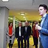 Geschafft: Gegen 19.30 Uhr teilt Tengens Bürgermeister Marian Schreier am Sonntagabend das Ergebnis des Bürgerentscheids zur Verpachtung ...