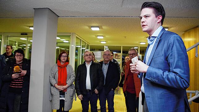 Geschafft: Gegen 19.30 Uhr teilt Tengens Bürgermeister Marian Schreier am Sonntagabend das Ergebnis des Bürgerentscheids zur Verpachtung ...