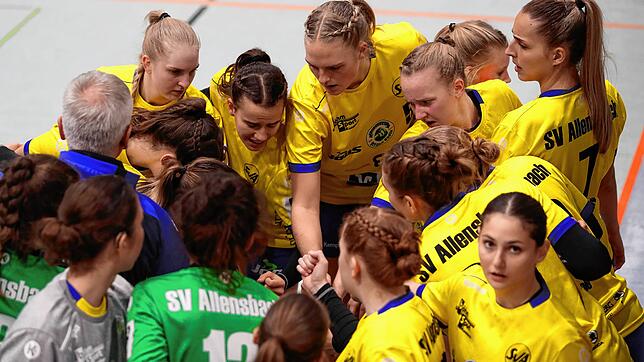 Die Handballerinnen des SV Allensbach während einer Auszeit. Am Sonntag treffen sie in der Riesenberghalle auf den TB Wüfrath.
