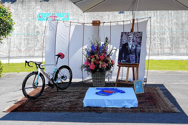 Erinnerung an einen außergewöhnlichen Menschen: Das Bild entstand bei der Abschiedsfeier auf der Radrennbahn Oerlikon bei Zürich. Fans ...