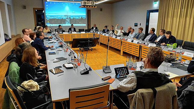Abstimmung über den Haushalt im Gemeinderat: FDP-Rat Rolf Haas (hinten rechts, im weißen Hemd) ließ kein gutes Haar an dem Haushaltsplan ...
