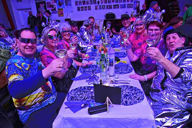 Bild 2: Narren feiern schwerelos im All