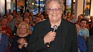 Holm Dressler ist der geistige Vater vieler Fernsehshows. Nun nahm er im Hegau-Jugendwerk das Publikum mit hinter die Kulissen.