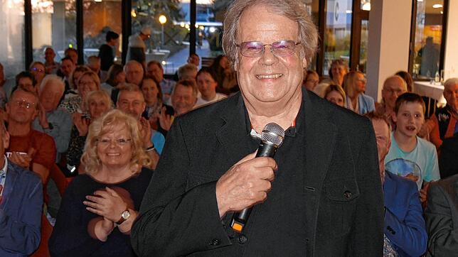Holm Dressler ist der geistige Vater vieler Fernsehshows. Nun nahm er im Hegau-Jugendwerk das Publikum mit hinter die Kulissen.