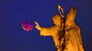 Die totale Mondfinsternis ist am Sonntagabend über Prag zu sehen.