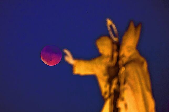 Die totale Mondfinsternis ist am Sonntagabend über Prag zu sehen.