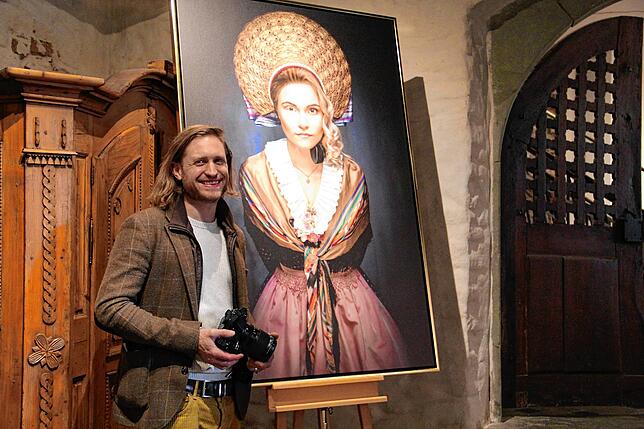 Fotokünstler Sebastian Wehrle neben seiner Aufnahme der Radolfzellerin Anina Mond.