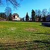 Auf dem Sportplatz neben dem Suso-Gymnasium kann noch lange der Rasen sprießen. Erst ab 2025 ist damit zu rechnen, dass dort Bauarbeiten ...