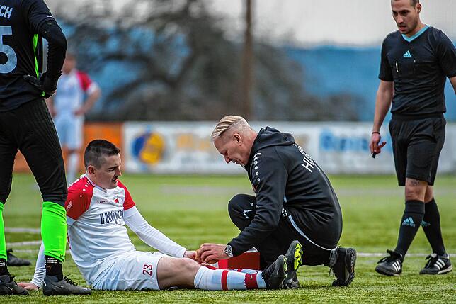 Voller Einsatz: Routinier und Vorsitzender Michael Emmerich wird nach einer Verletzung hier von Gerd Gampp versorgt. Mit seinem Treffer ...