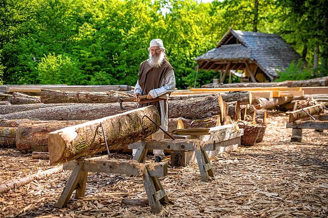 Holzbau wie vor 1200 Jahren. Viele Techniken von damals mussten sich die Handwerker wieder neu erarbeiten.