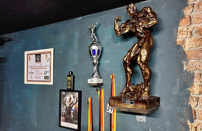 Eine Wand voller Trophäen: Die Newcomer Meisterschaft NAC Süd (1. Platz), den Ronny Rockel (3. Platz), die NAC Süddeutsche Meisterschaft ...